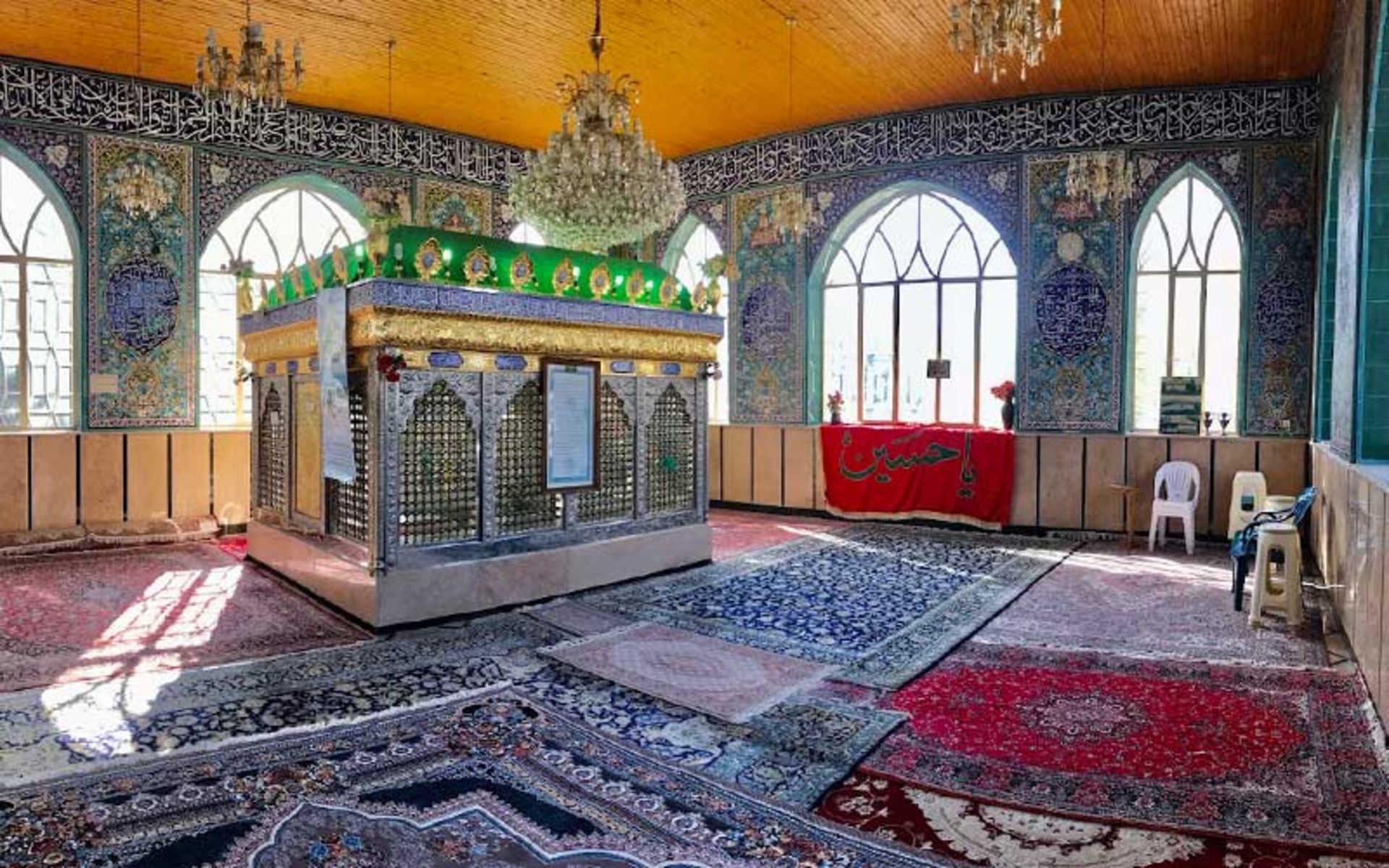 صحن امامزاده سه تن کلاردشت