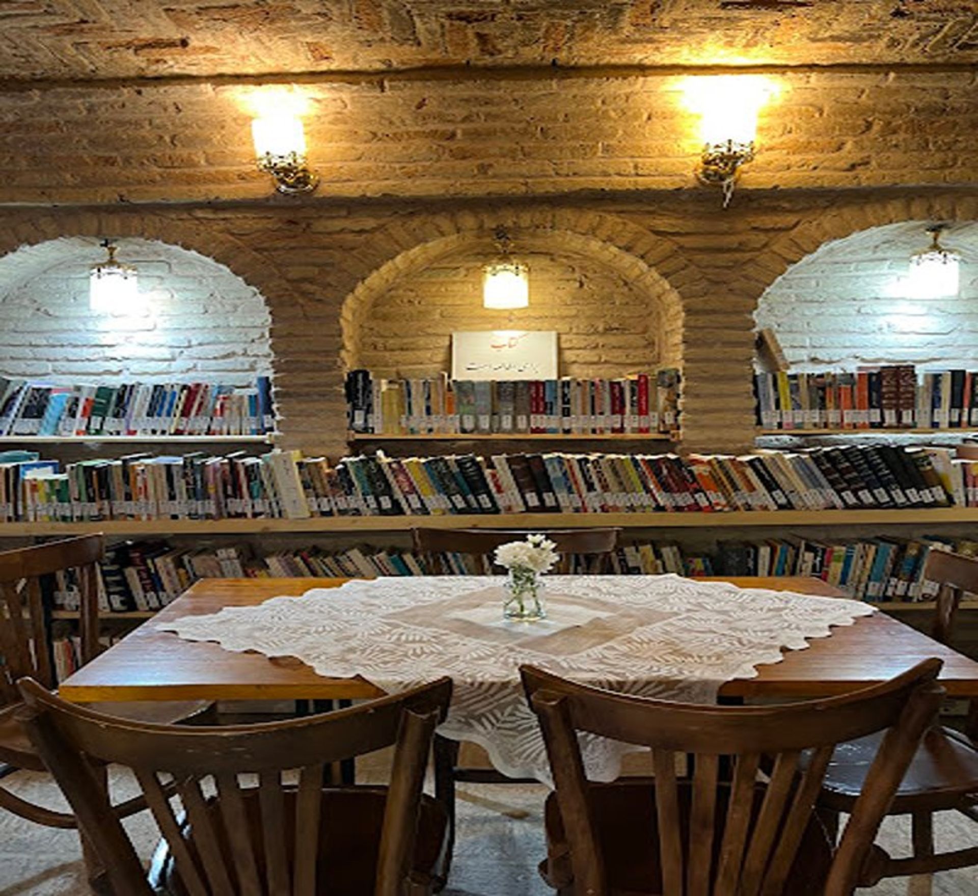 دکوراسیون و کتابخانه کافه اردیبهشت عودلاجان