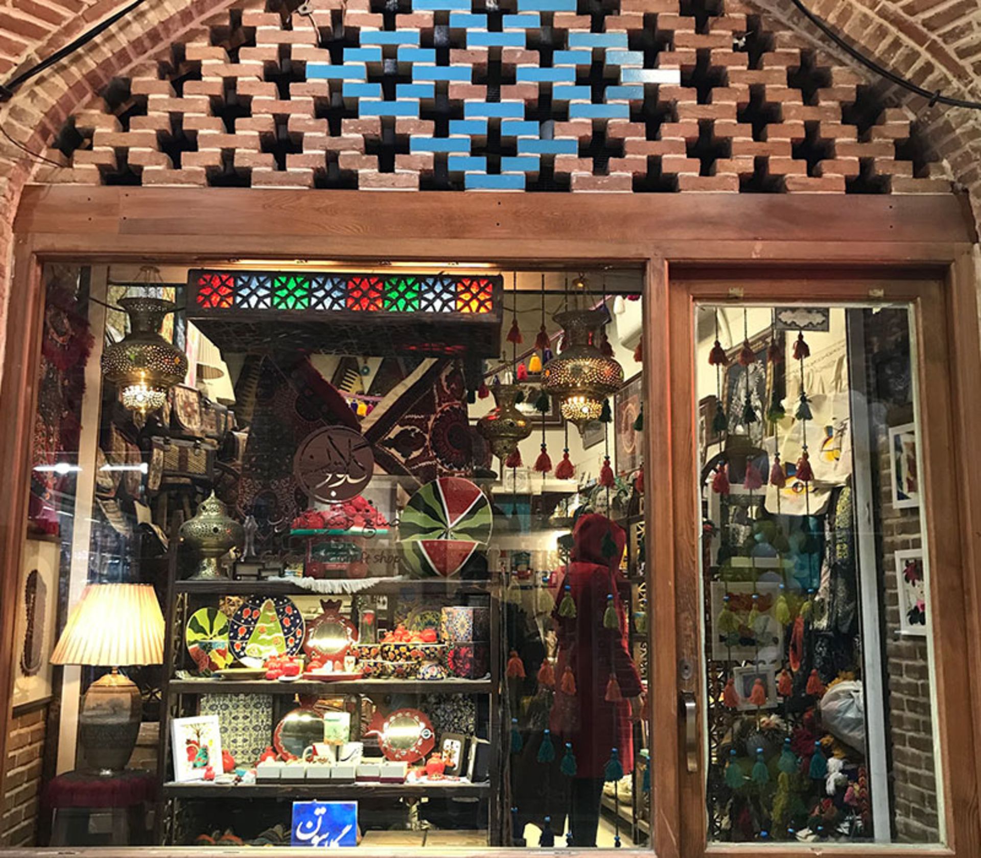 مغازه صنایع دستی در بازارچه عودلاجان
