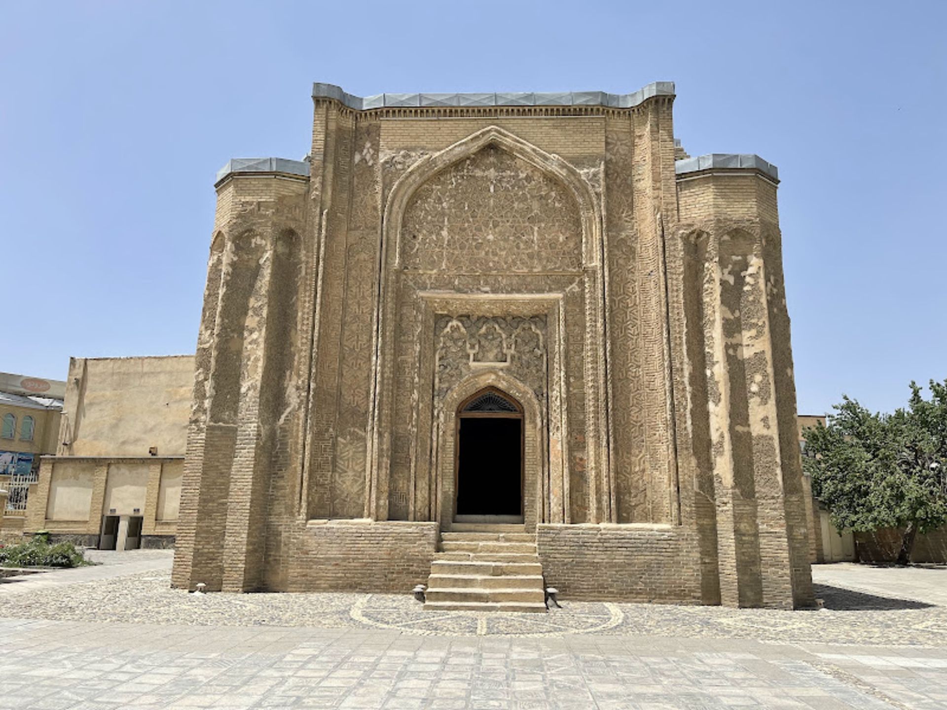 ورودی گنبد علویان در همدان