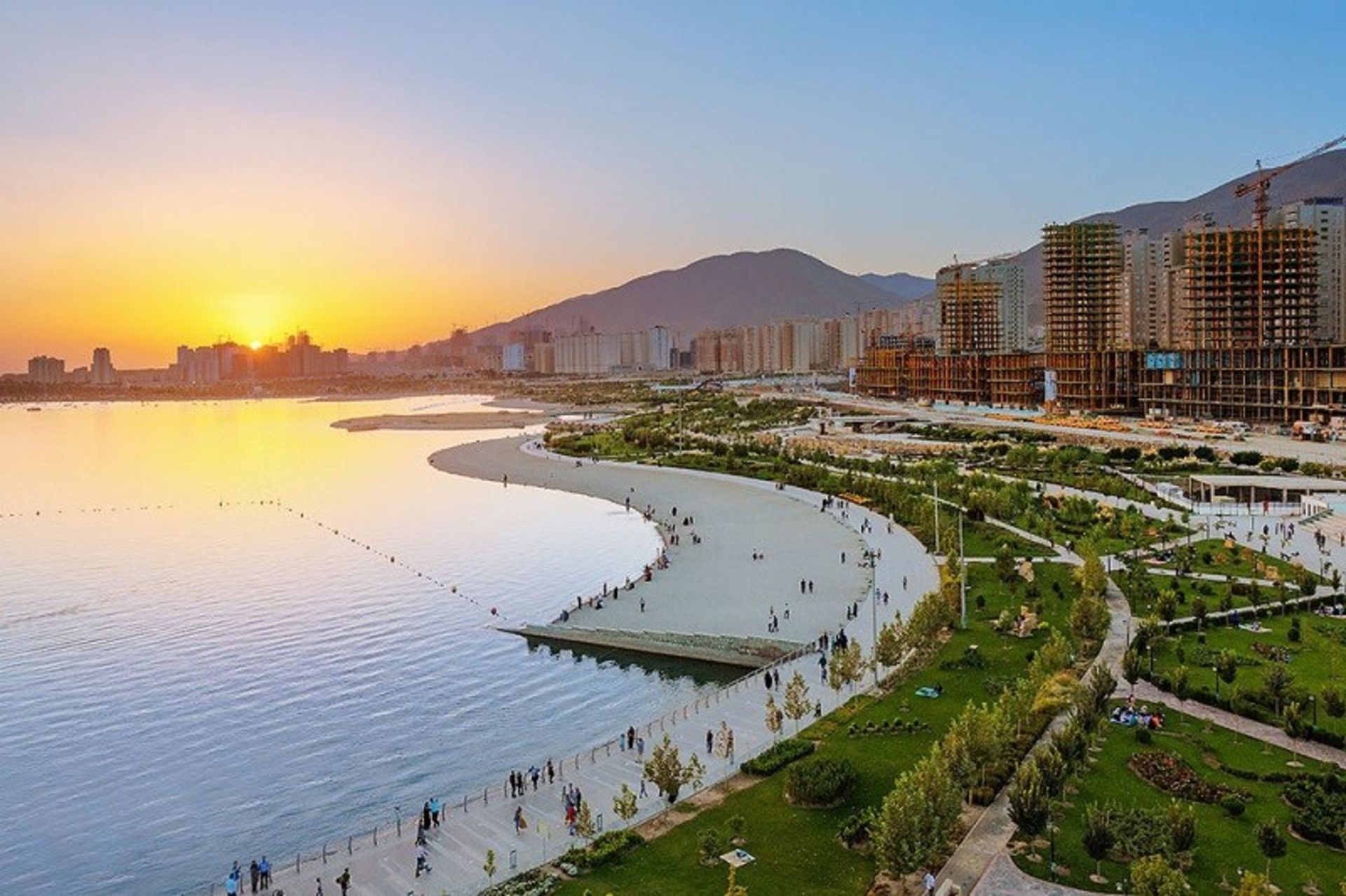غروب خورشید در دریاچه چیتگر