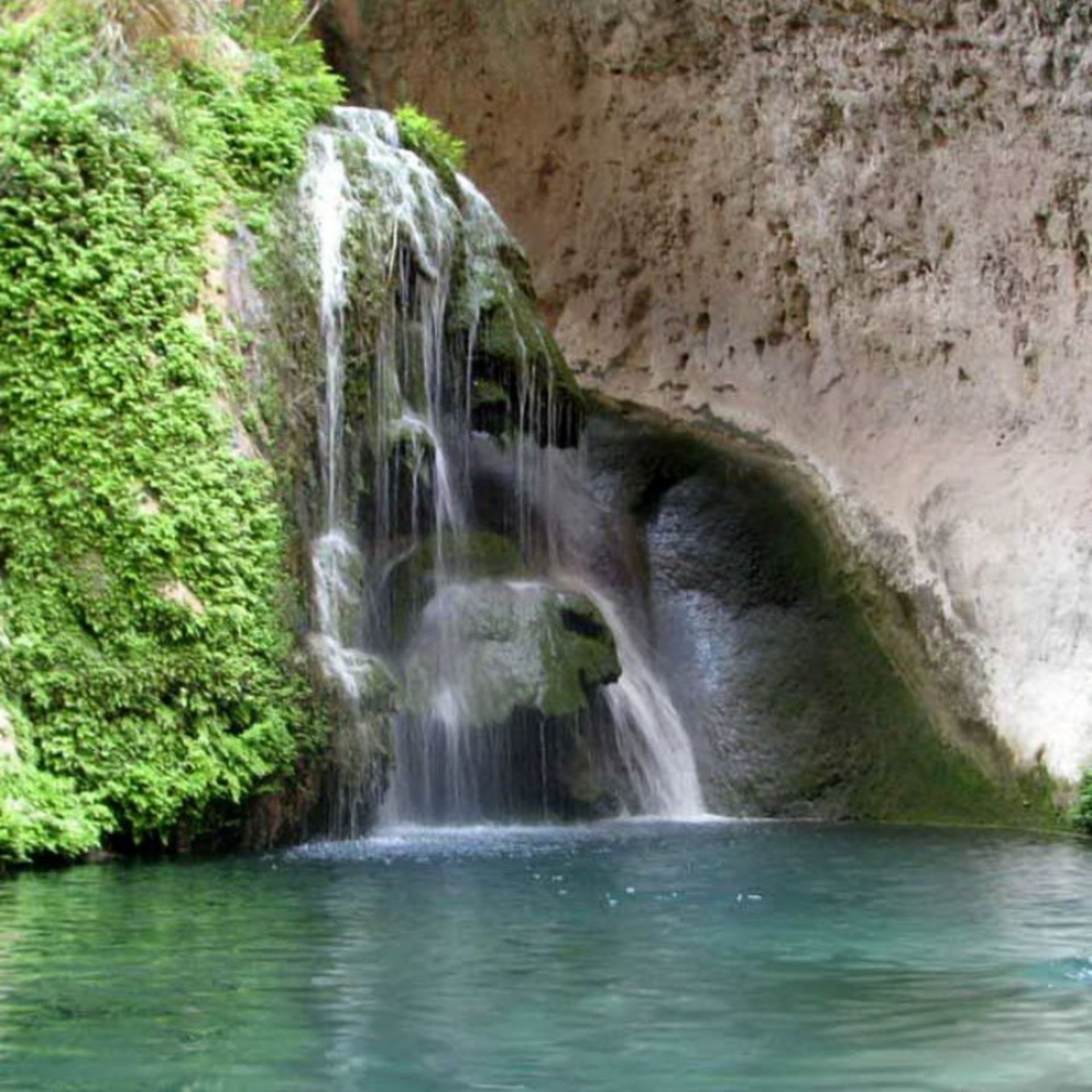 طبیعت سرسبز آبشار کوهمره سرخی