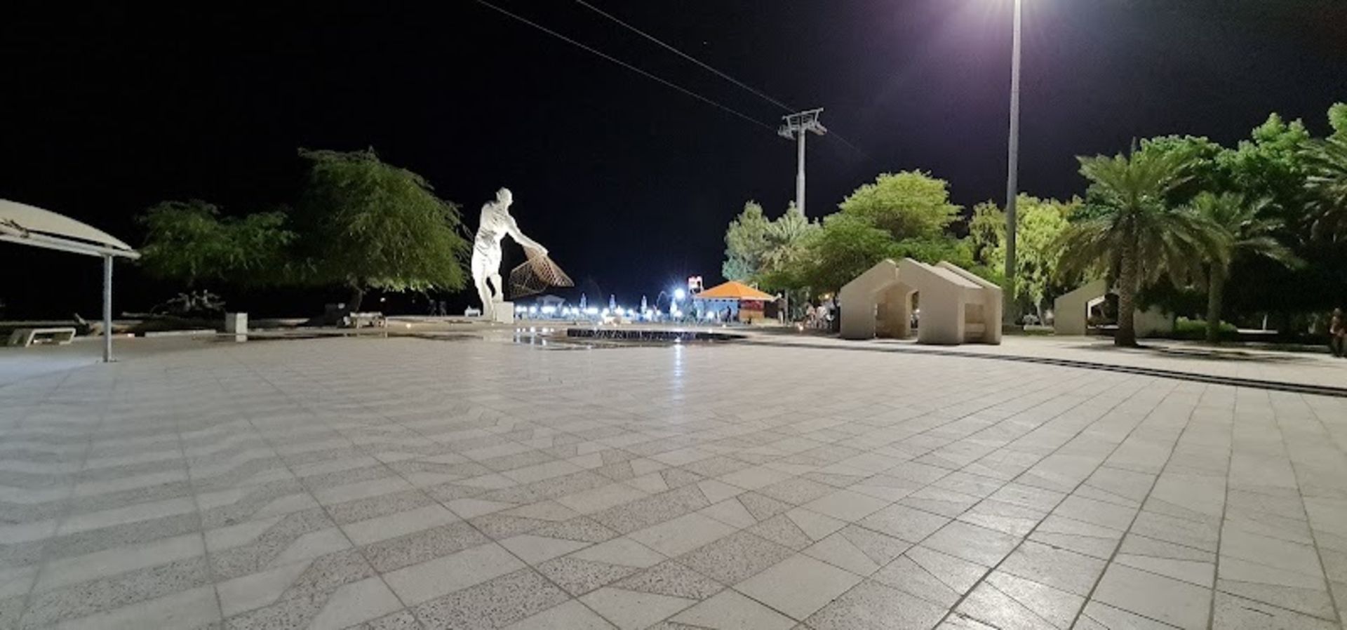 پارک مرد ماهیگیر کیش در شب