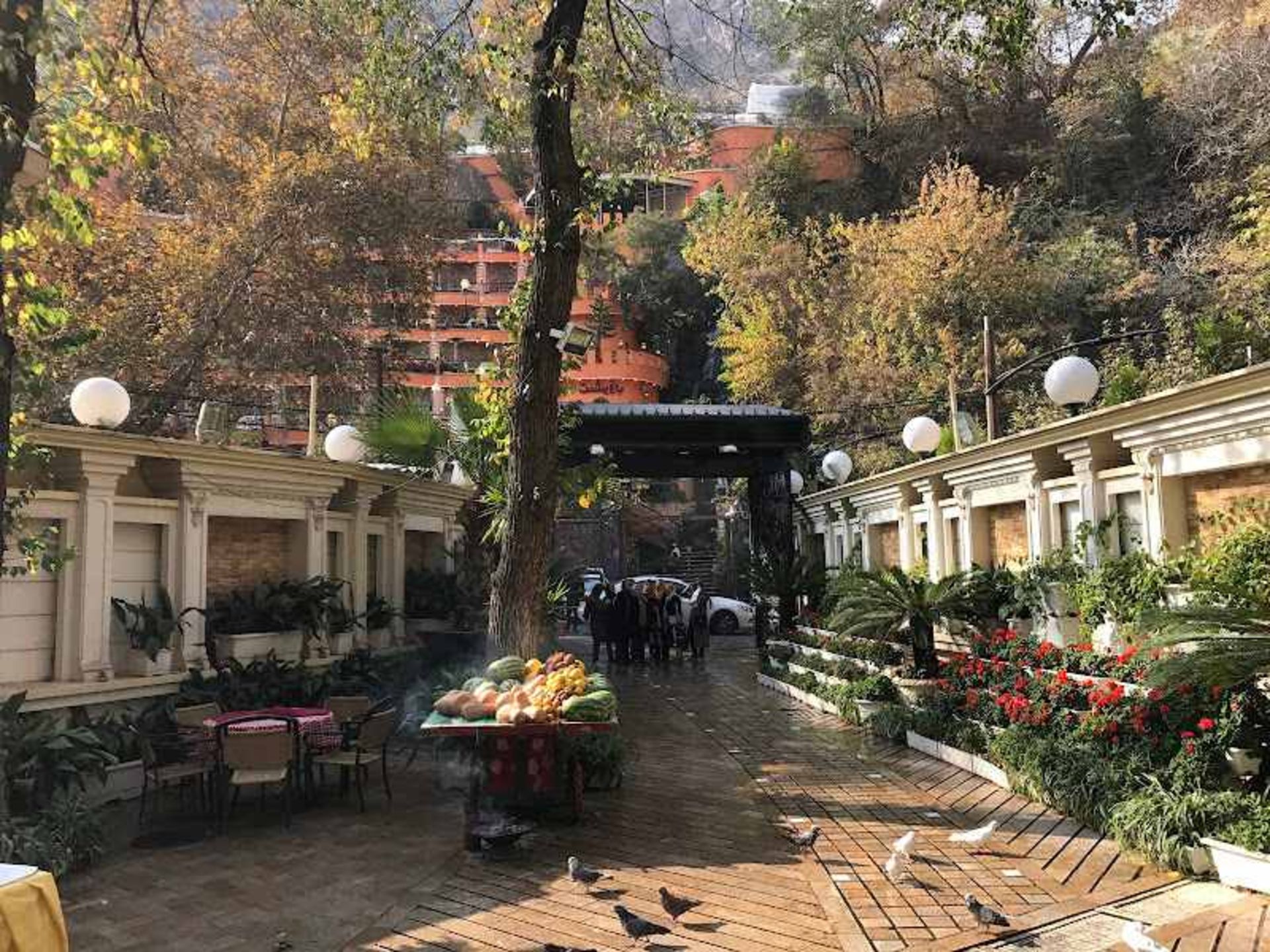 حیاط رستوران باغ ایرانی دربند