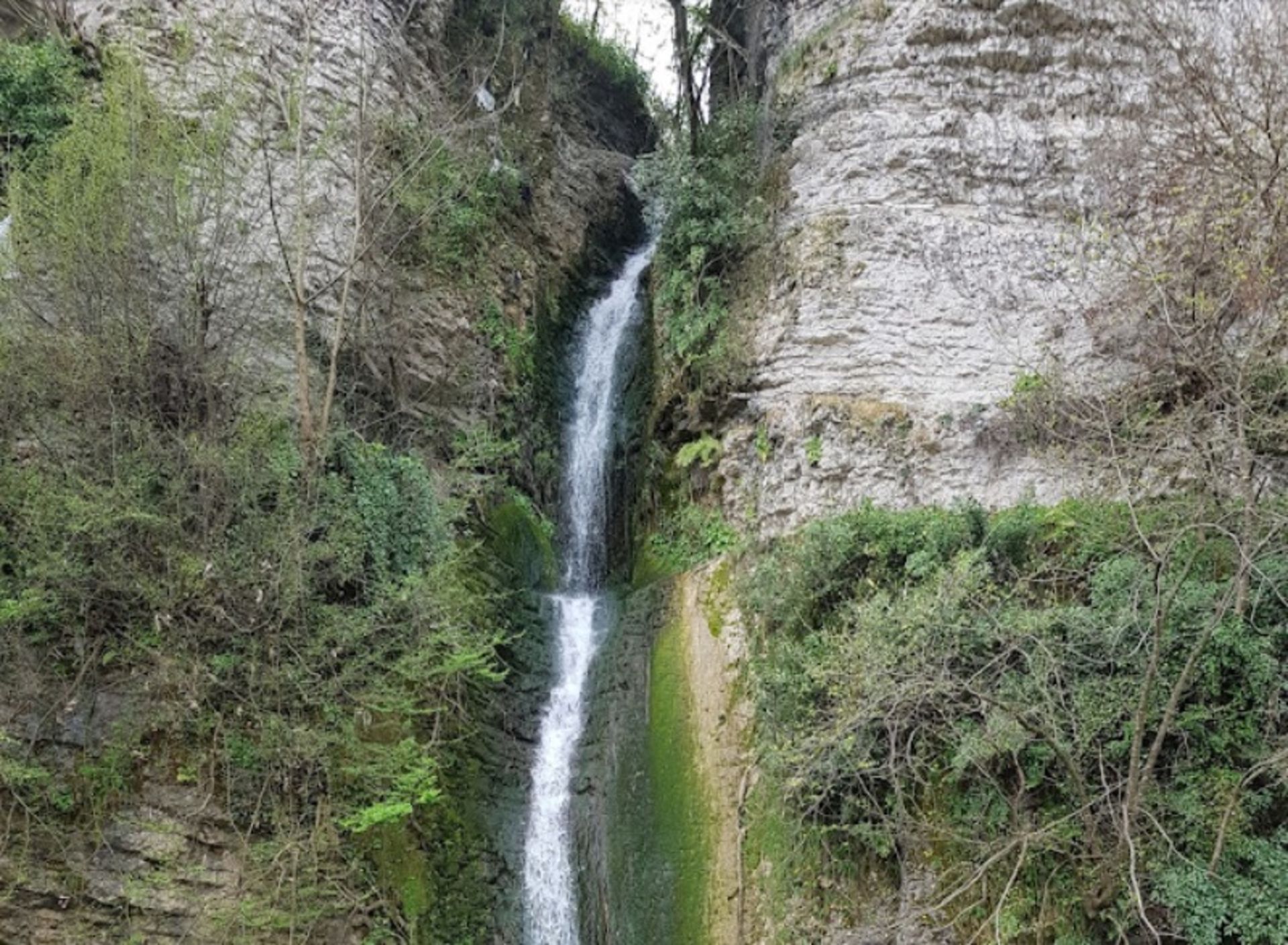 آبشار آب شر شر
