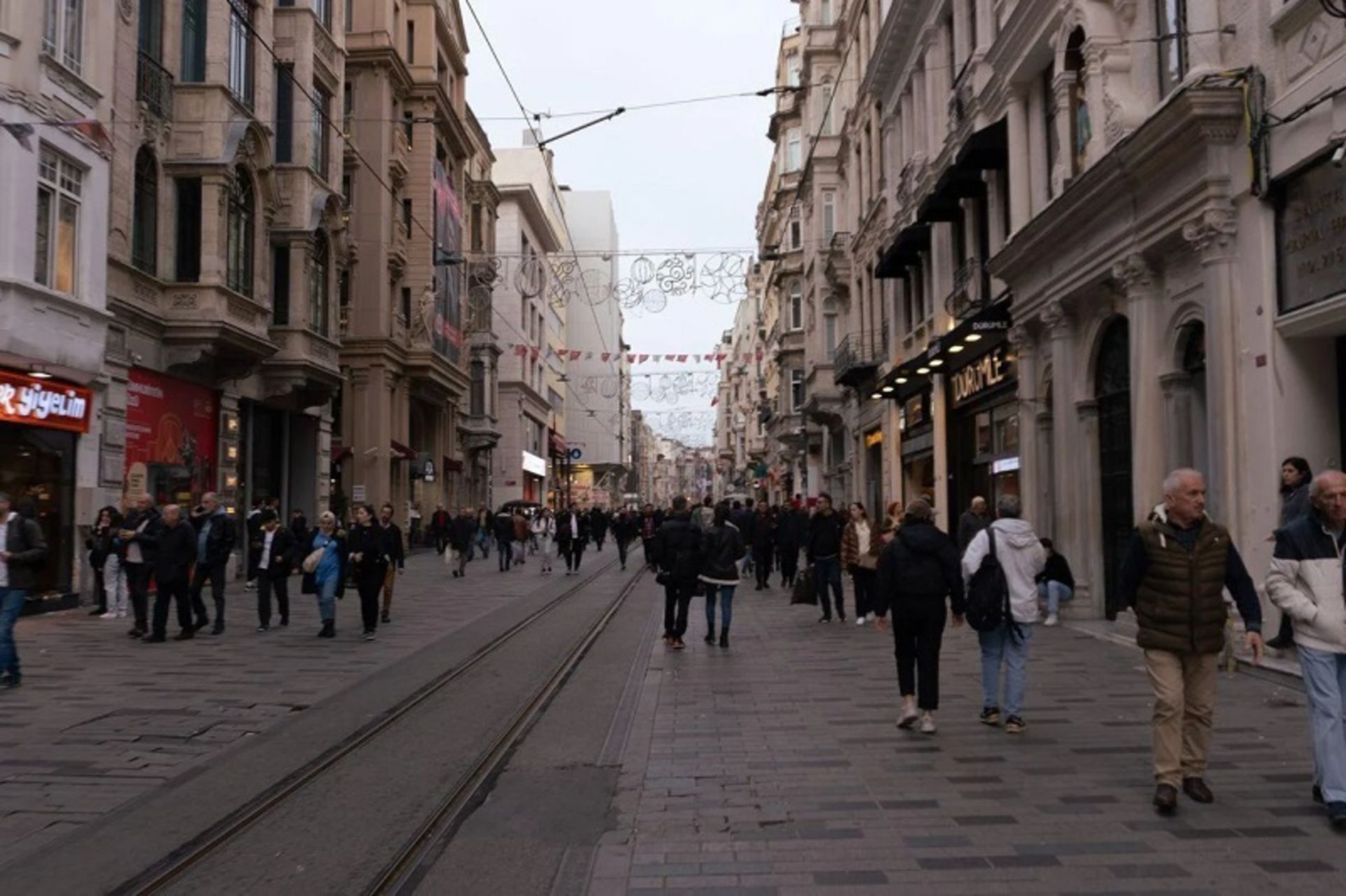 گردشگران در خیابان استقلال