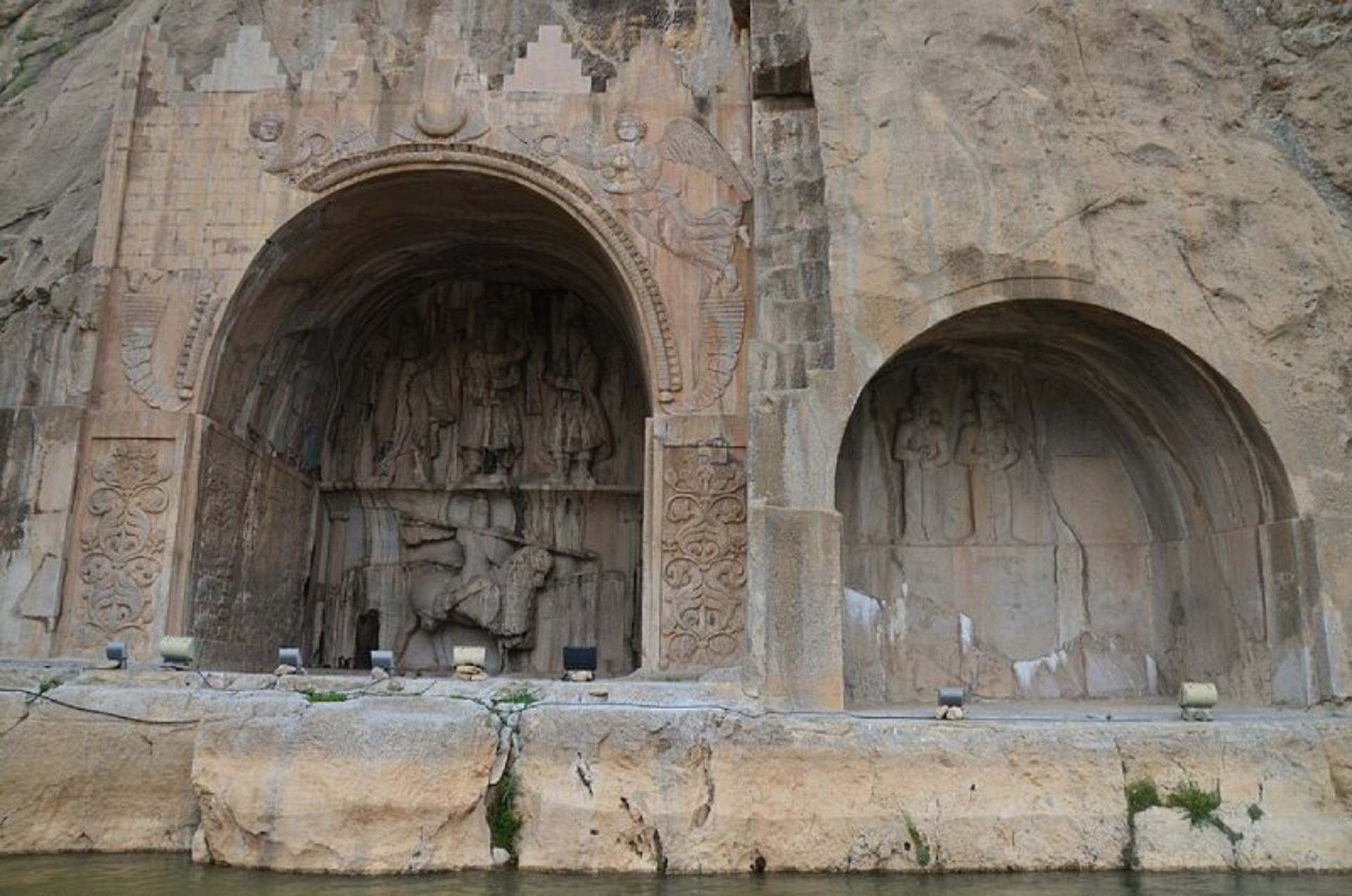 حجاری های طاق بستان