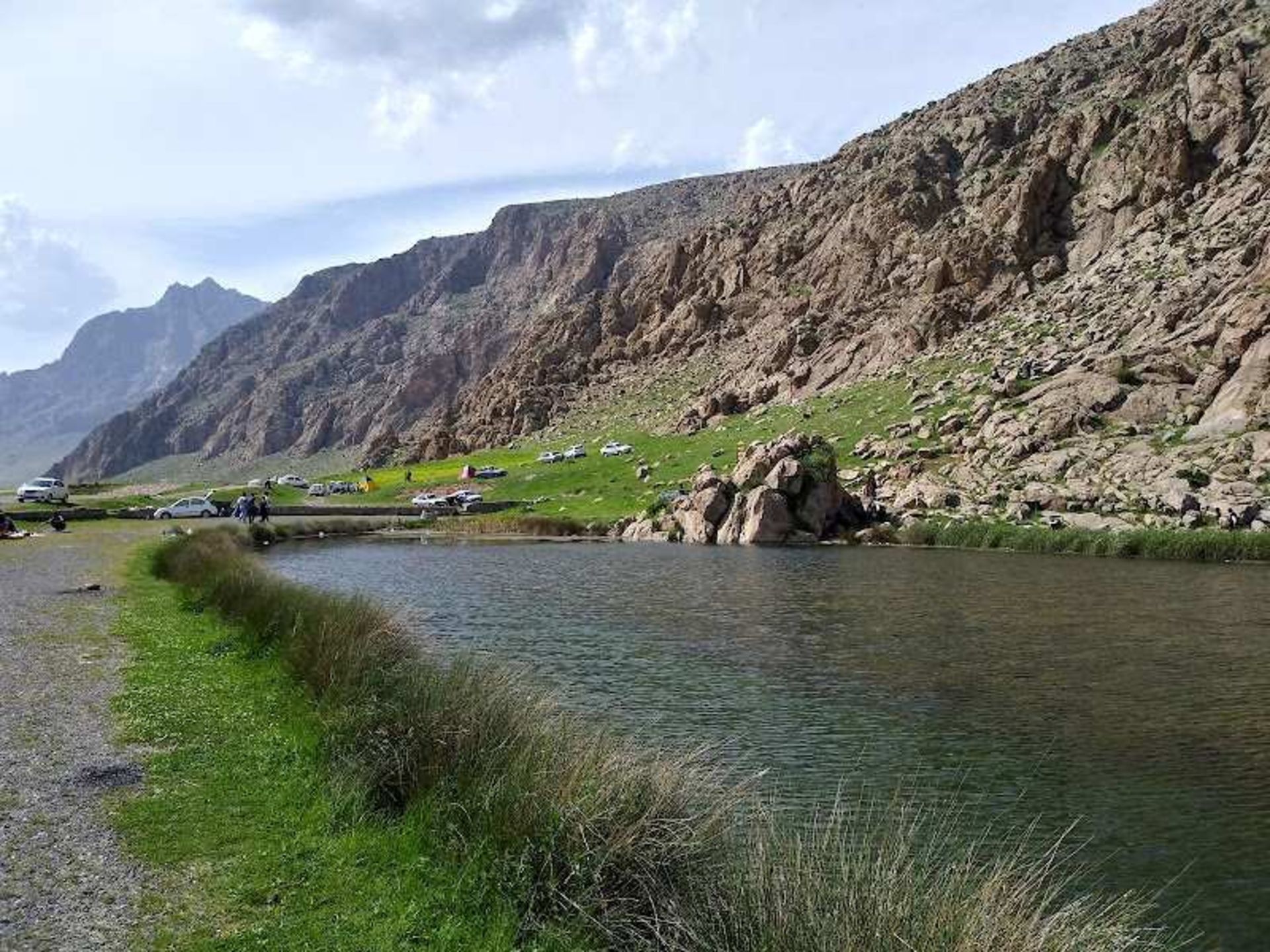 جاده کنار تالاب هشیلان کرمانشاه