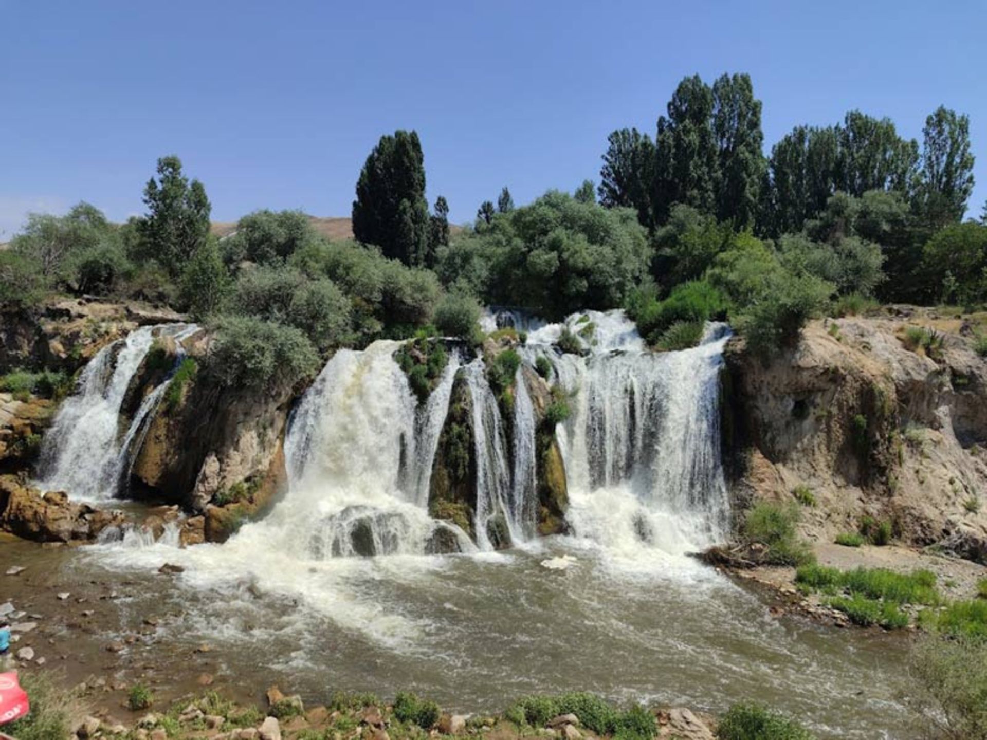 طبیعت سرسبز آبشار مرادیه وان ترکیه