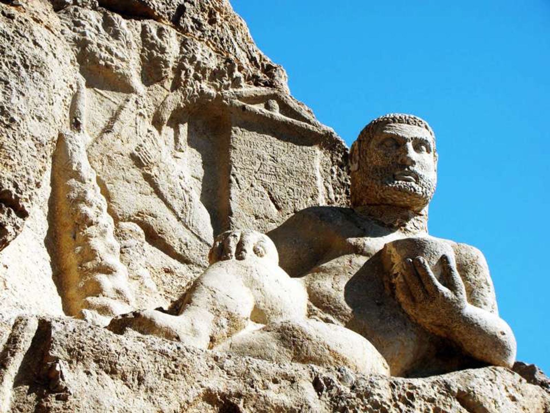 مجسمه سنگی بیستون