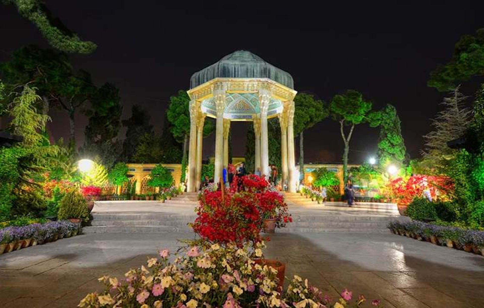 مقبره حافظ در شب