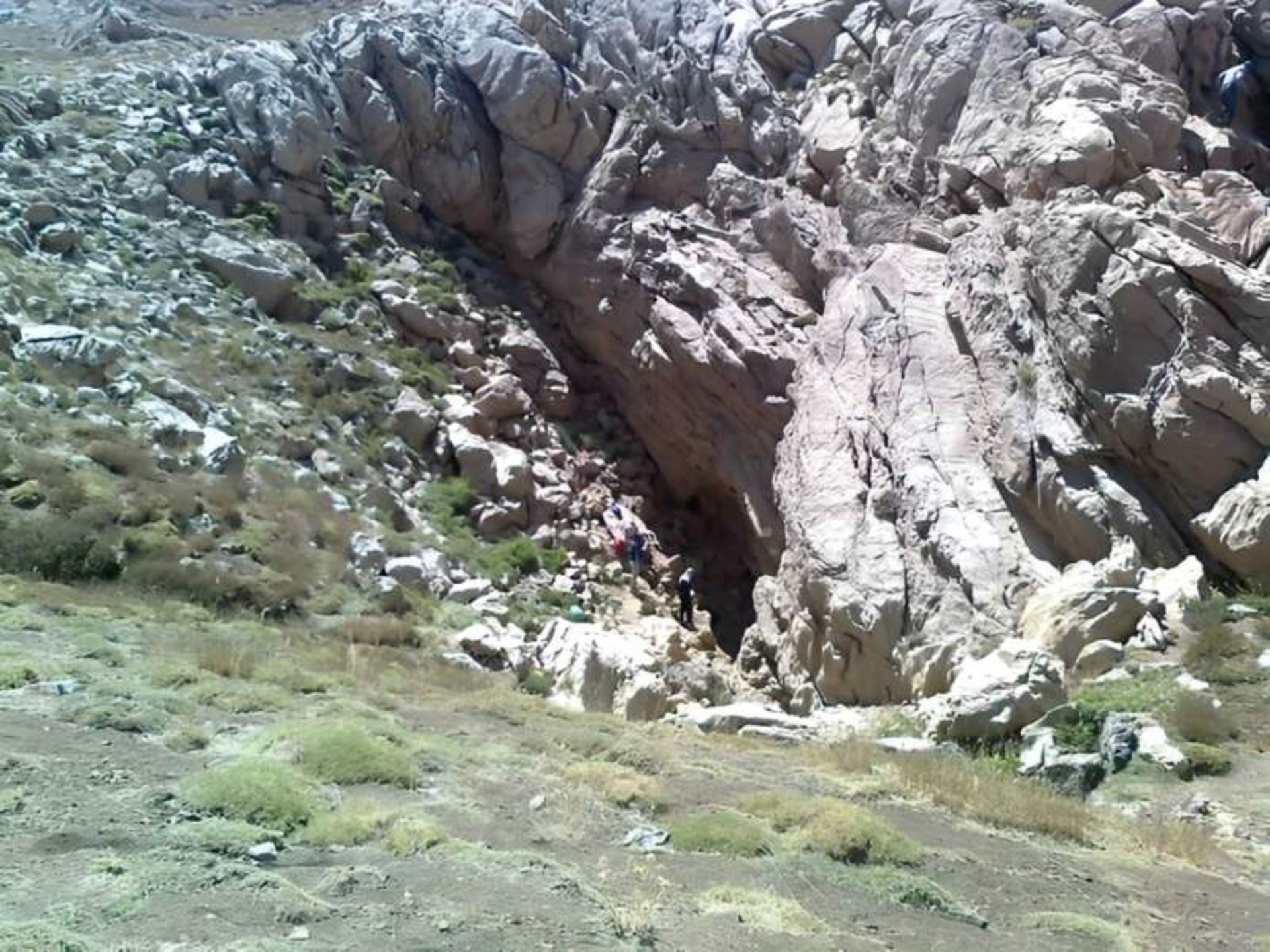 ورودی غار پرآو کرمانشاه