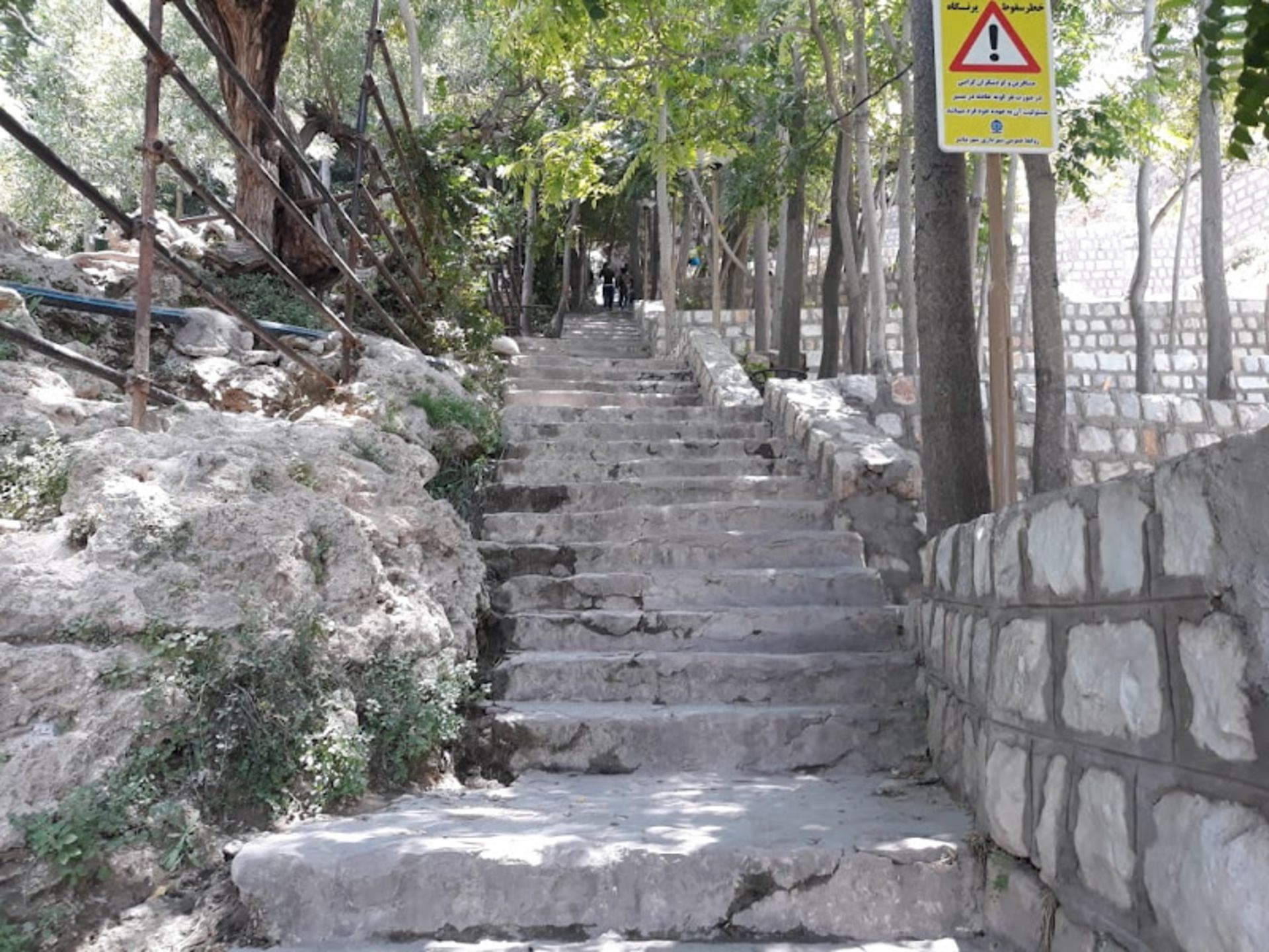 مسیر پلکانی کنار آبشار نیاسر