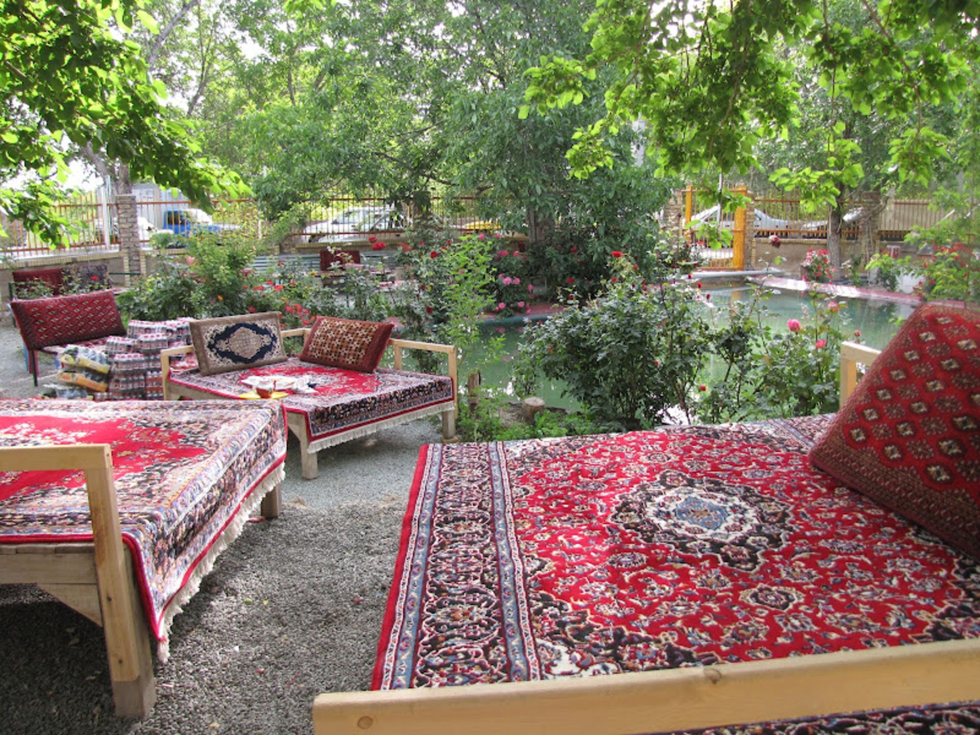 تخت های سفره خانه سنتی در نیاسر