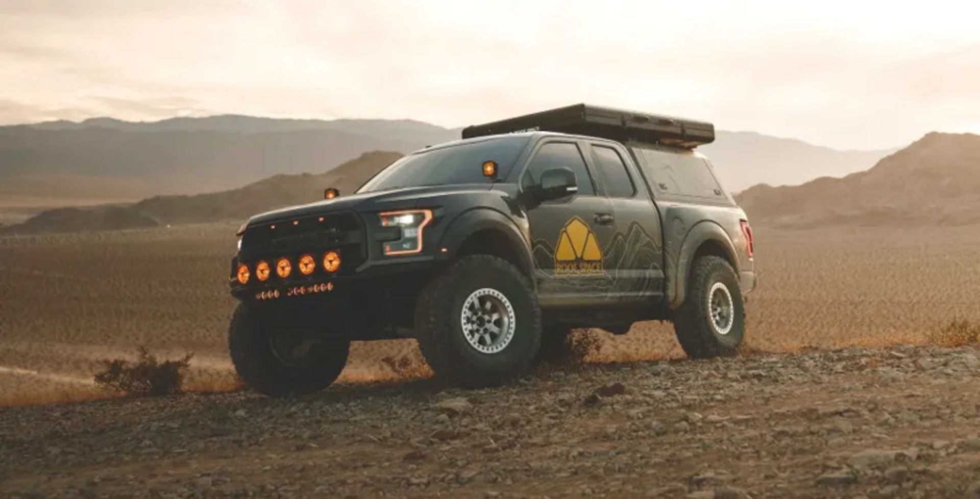 خودروی آفرود با چادر مسافرتی سقفی